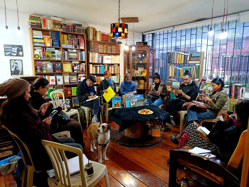 Diego Coral López dirigiendo club de lectura en Kosmos Librería
