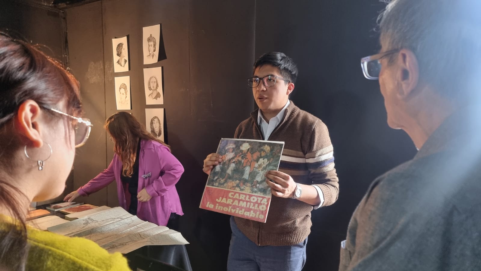 Evento de Kosmos Librería y Efecto Alquimia sobre historia cultural del Ecuador