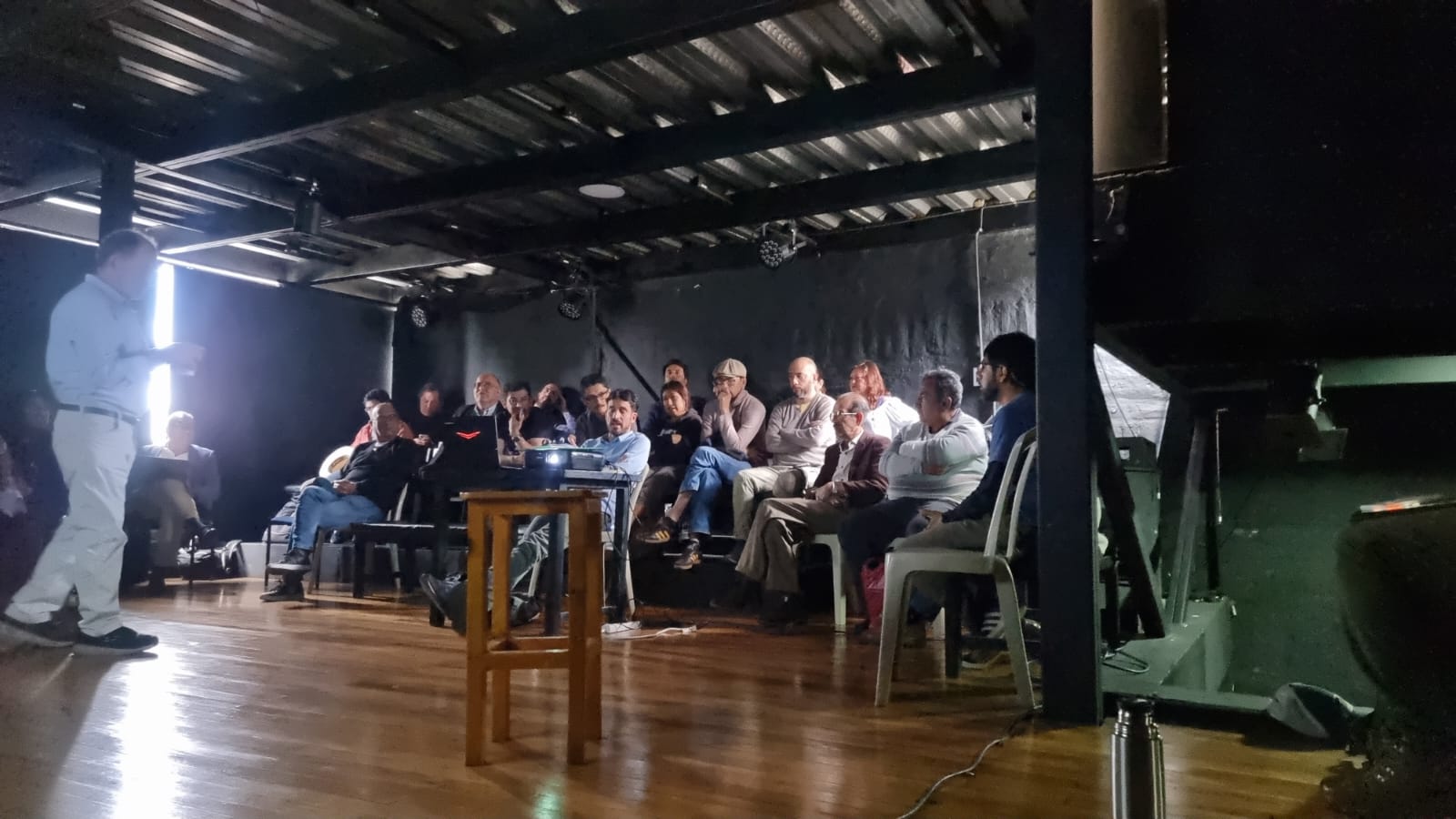 Evento cultural presencial sobre literatura e historia del Ecuador en Kosmos Librería
