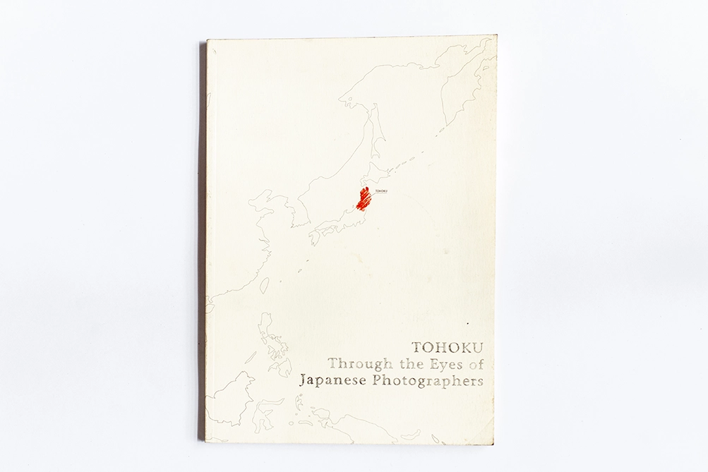 Portada de libro Tohoku Through the eyes of japanese photographers Kosmos Librería